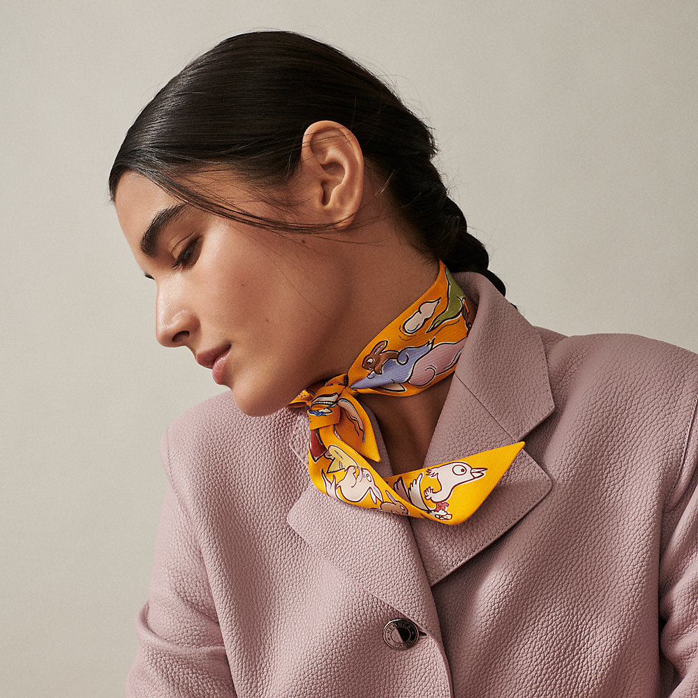Twilly 《千と一のウサギ》 | Hermès - エルメス-公式サイト Twilly 《千と一のウサギ》 | Hermès - エルメス-公式サイト